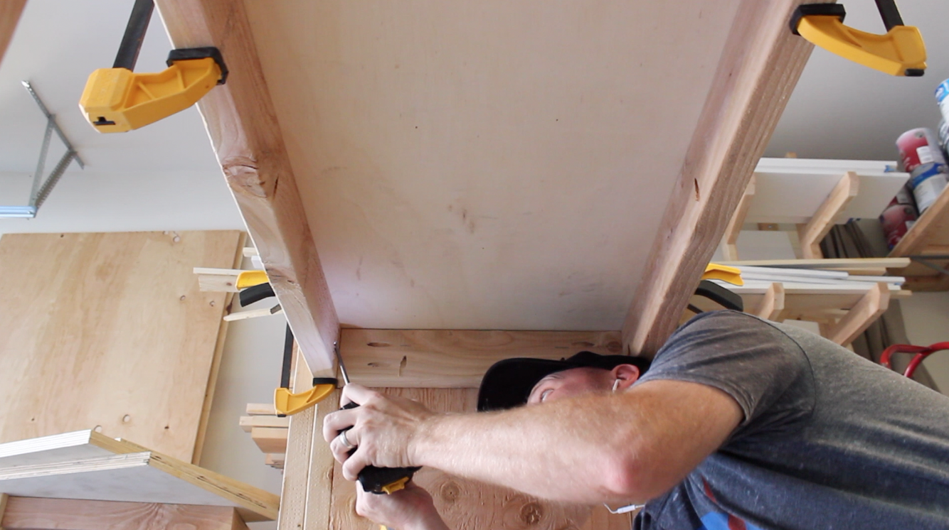 attaching workbench top to frame with pocket screws