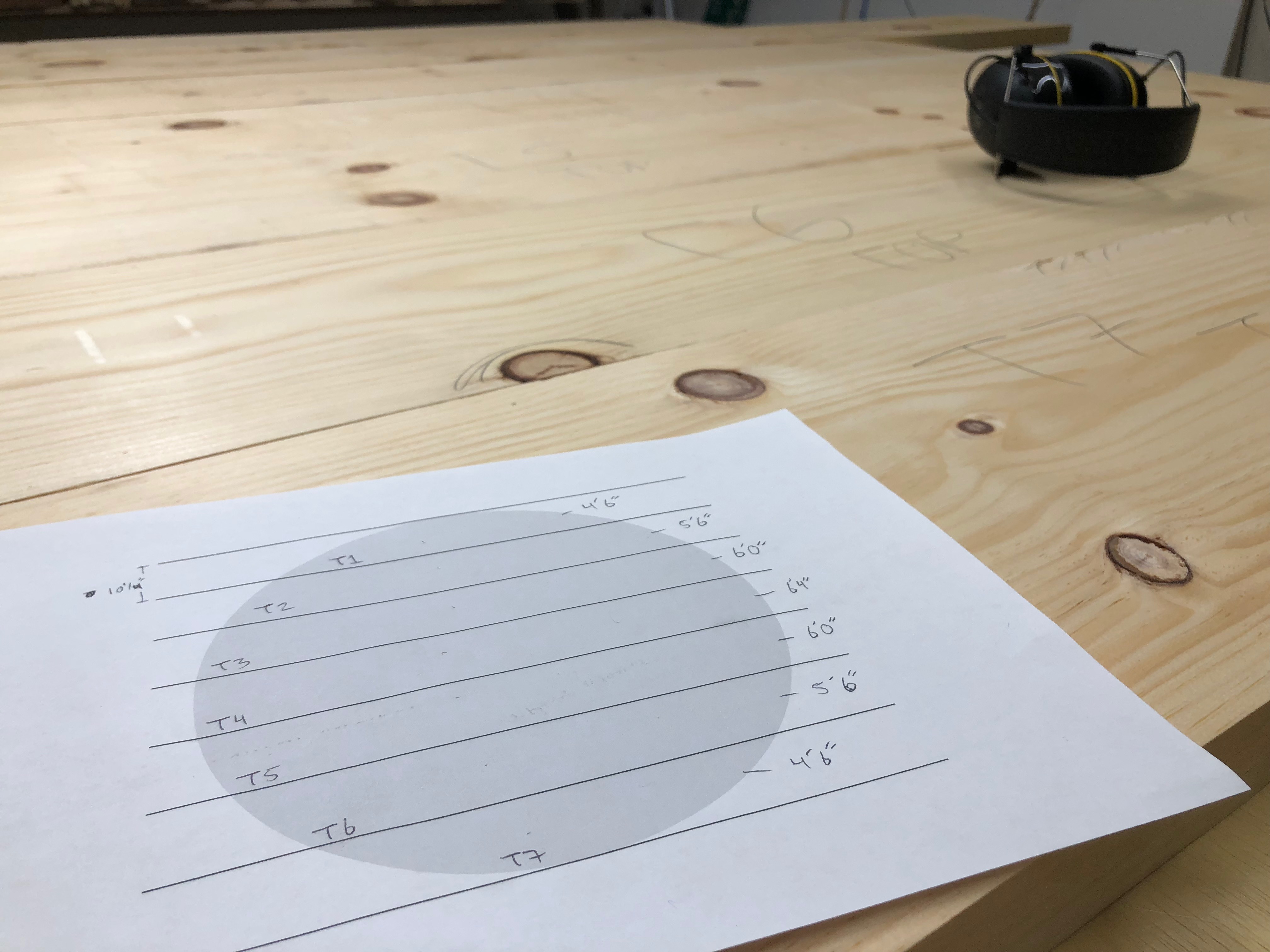 Drawing a diagram for board placement in a round dining table